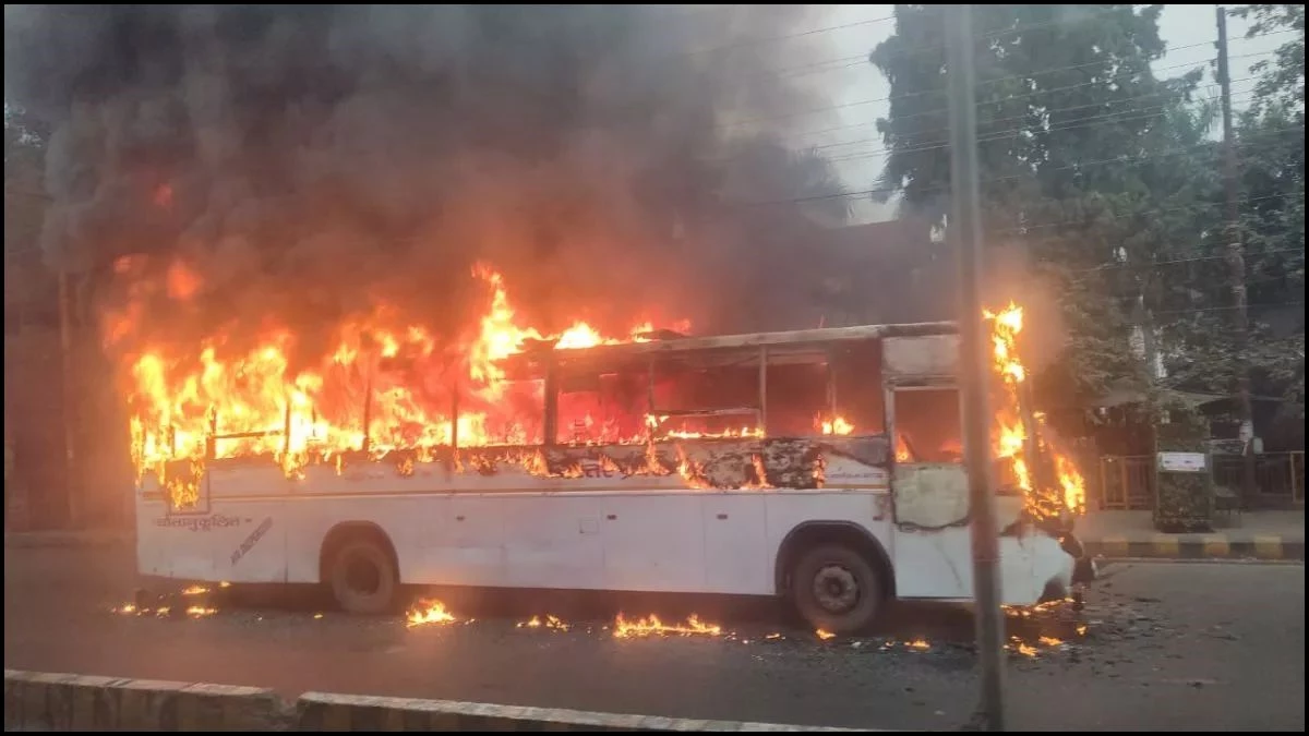 MP में जैसलमेर जैसे बस हादसे में बाल-बाल बचे 40 यात्री, यात्रियों ने कूदकर बचाई जान, बाइक सवार दो की मौत