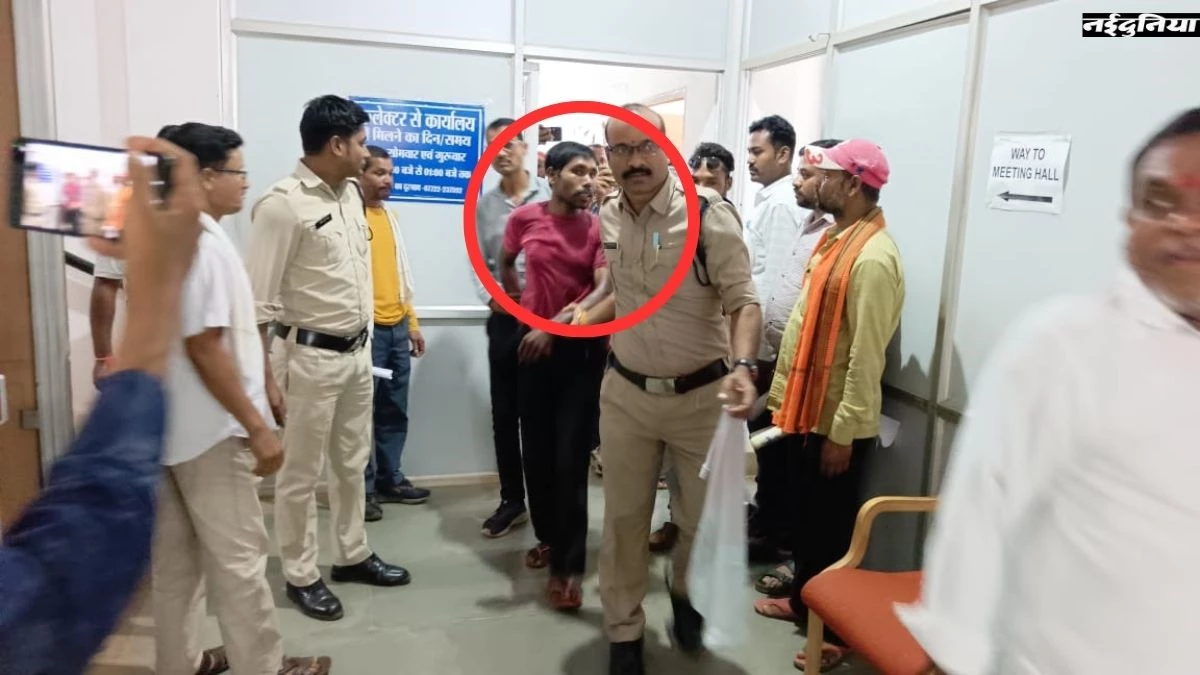 युवक ने कलेक्ट्रेट परिसर में खुद पर पेट्रोल डाल जान देने की कोशिश की, मची अफरा तफरी