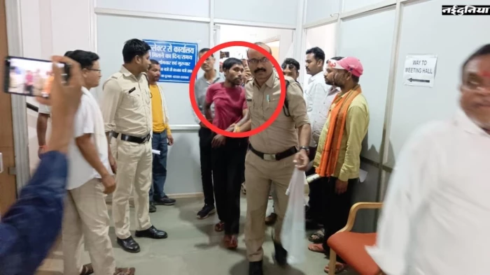 युवक ने कलेक्ट्रेट परिसर में खुद पर पेट्रोल डाल जान देने की कोशिश की, मची अफरा तफरी