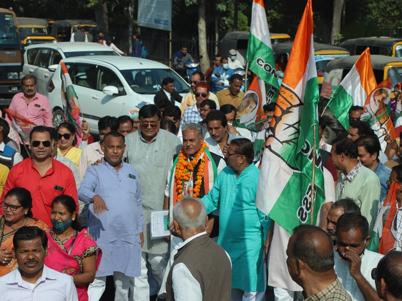 उप चुनाव: कांग्रेस प्रत्याशी शेख असलम ने रैली निकालकर भरा नामांकन