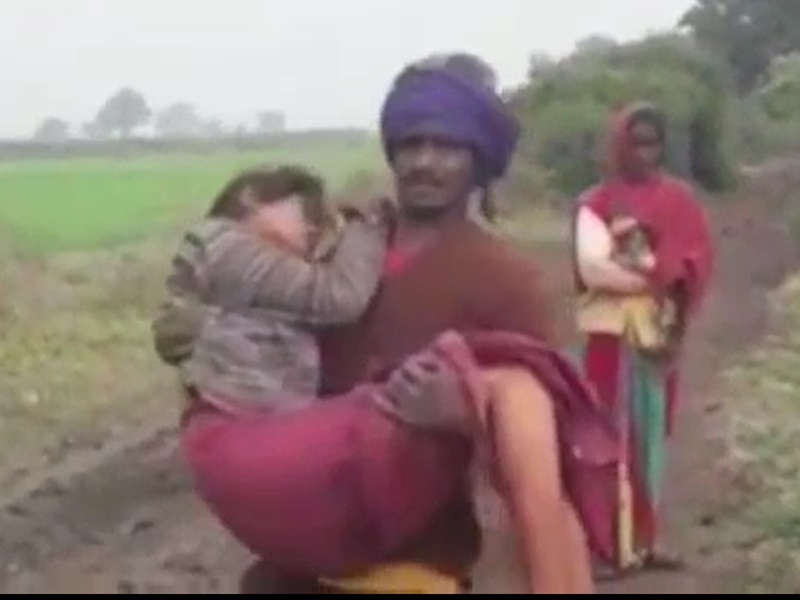 वीडियो देखिये, उज्‍जैन जिले में महिला ने रेलवे क्रासिंग पर दिया बेटी को जन्म, दर्द से तड़पी तो पिता गोद में उठाकर 100 मीटर भागा