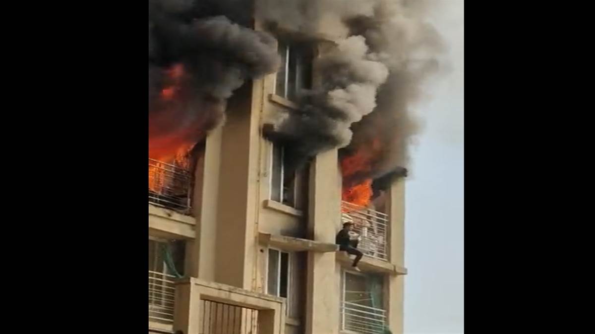 Malad Fire Video: मुंबई में मलाड की बहुमंजिला इमारत में आग, बालकनी से कूदकर युवती ने बचाई जान, देखिए वीडियो