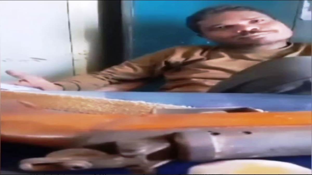 शराबी प्रधान पाठक बंदूक लेकर महिला प्राचार्य को धमकाने पहुंचा, निलंबित