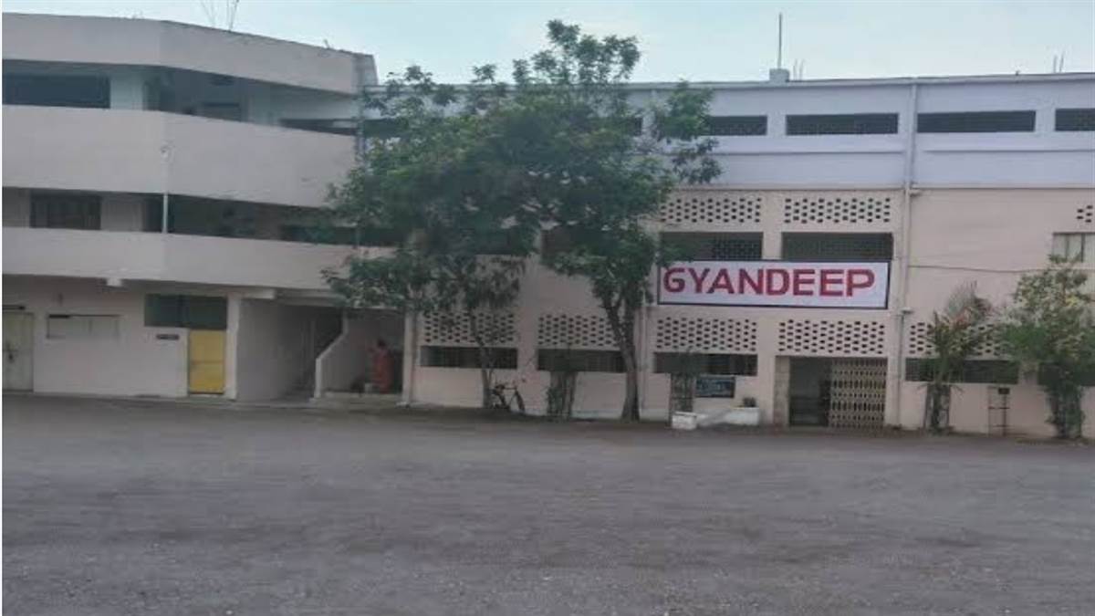 छात्रों से अधिक फीस लेने का डीईओ और डीएमसी की टीम करेगी जांच