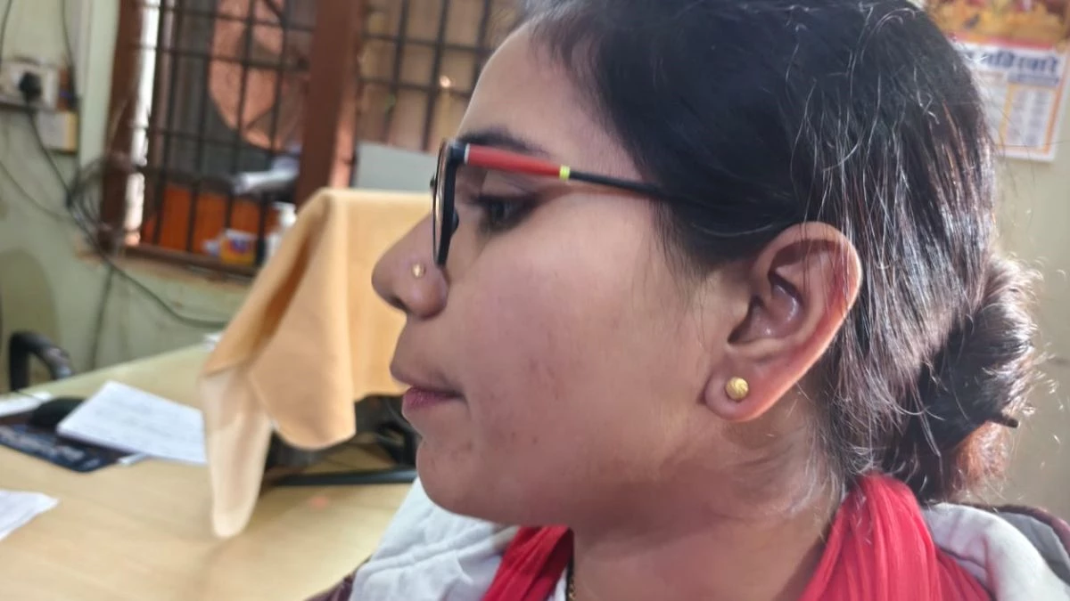Viral Video: छत्तीसगढ़ में गुस्साए हेडमास्टर ने लेडी बीईओ पर फेंकी फाइल, गला दबाया… इस काम के लिए बना रहा था दबाव