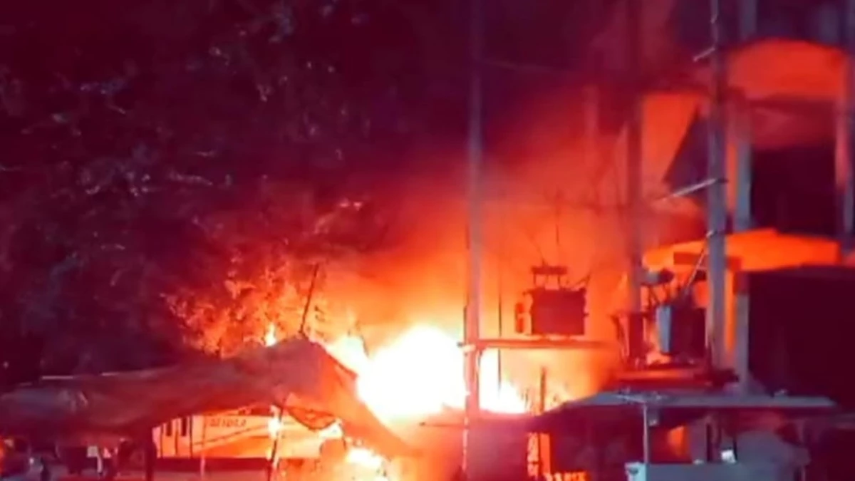 बड़वानी में गुमटी में लगी आग, सीएनजी और पेट्रोल पंप को बंद किया, मची अफरा-तफरी