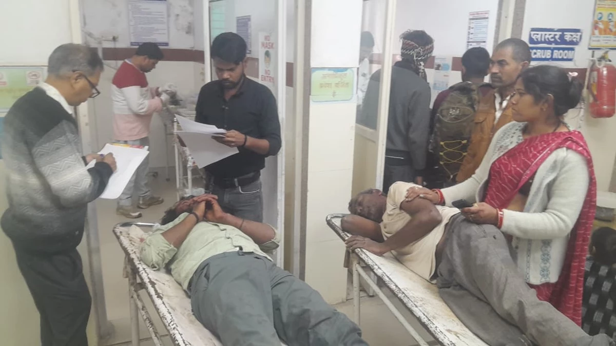 भिंड के पुलेह मोड़ पर दो बाइक की टक्कर में चार लोग घायल, पैदल जा रहा किसान भी आया चपेट में