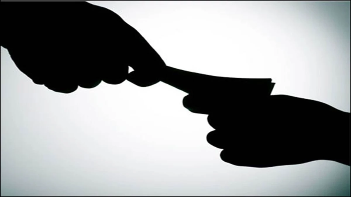 धार के डही में शिक्षा विभाग का बाबू 10 हजार रुपये रिश्वत लेते रंगे हाथ पकड़ा गया, पेंशन के लिए मांगी घूस