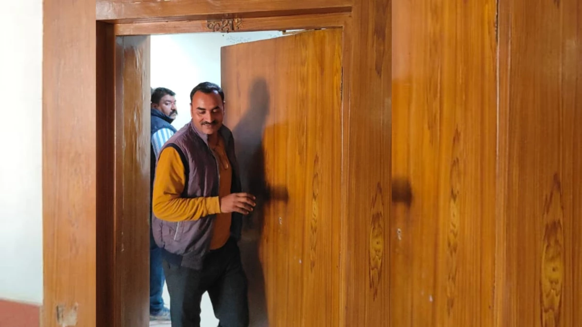 20 हजार की घूस लेते पकड़ा गया GST इंस्पेक्टर, कैमरा देख शर्म से छुपा रहा था मुंह