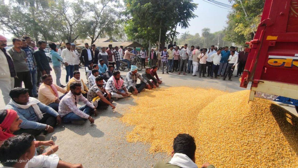 सही भाव नहीं मिलने पर किसान ने सड़क पर खाली कर दी मक्का से भरी ट्रॉली, मंडी के बाहर जमकर विरोध प्रदर्शन