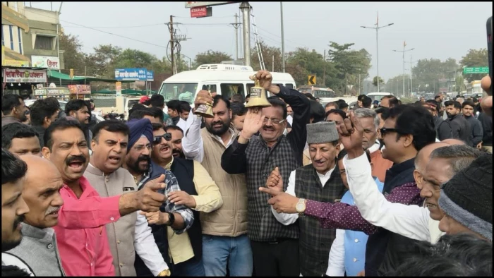 इंदौर त्रासदी पर भोपाल में 'घंटा बजाओ' आंदोलन, कांग्रेस ने सांसदों-विधायकों के आवास पर किया प्रदर्शन, मंत्री के इस्तीफे की मांग