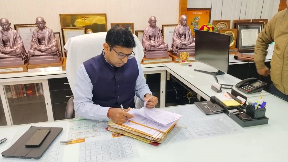 आईएएस अधिकारी क्षितिज सिंघल ने आधी रात को संभाला इंदौर नगर निगम कमिश्नर का कामकाज