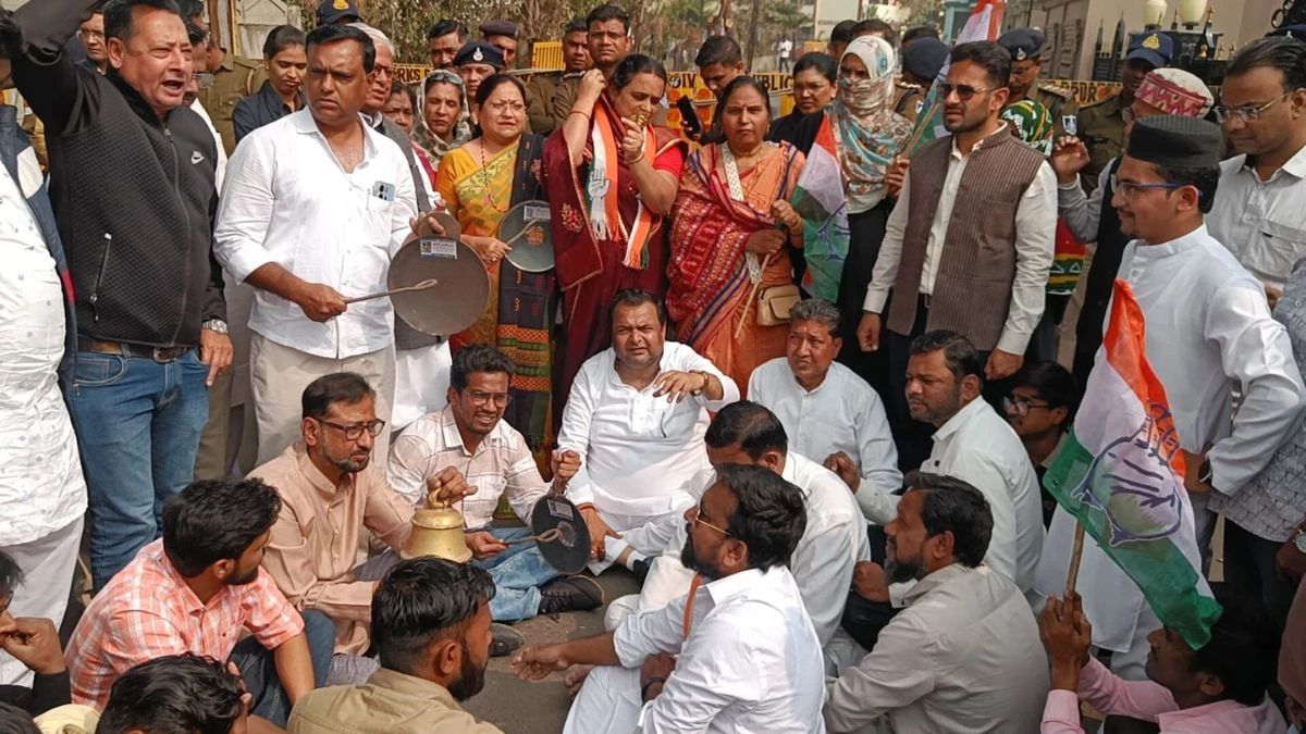 इंदौर में दूषित पानी से हुईं मौतों के विरोध में MP कांग्रेस का 'घंटा बजाओ आंदोलन', BJP पर जलापूर्ति में लापरवाही का आरोप