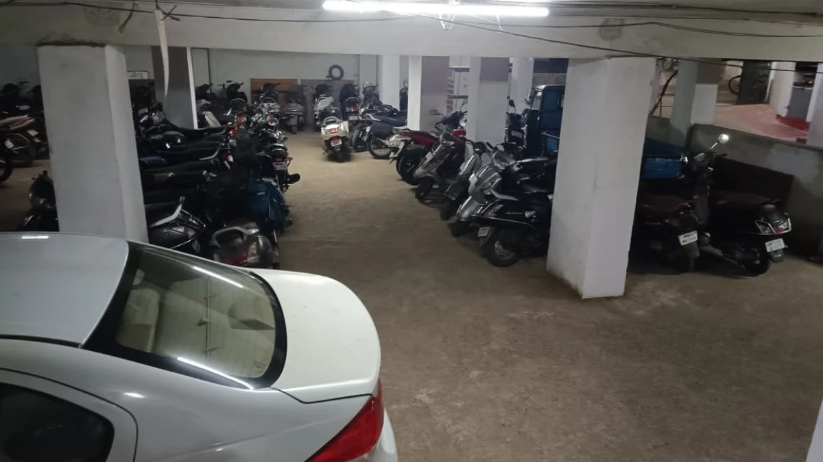 मौत का जाल बना जबलपुर का ये मार्केट... लटकते बिजली के तार और नदारद फायर अलार्म, दुलारी हाट में बड़े हादसे की आशंका