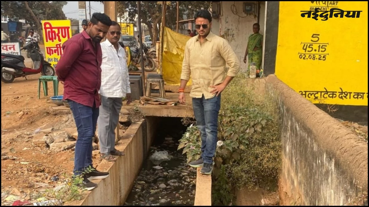 महासमुंद में PWD की बड़ी लापरवाही, नाली का गंदा पानी कुएं-बोरवेल में मिला, वार्ड-4 के लोग जहरीला पानी पीने को मजबूर