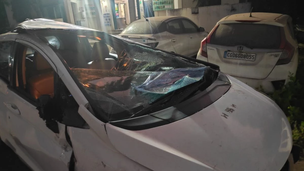 भिलाई में हाइवा की ठोकर से पलटी कार, बाल-बाल बचा विधायक का परिवार