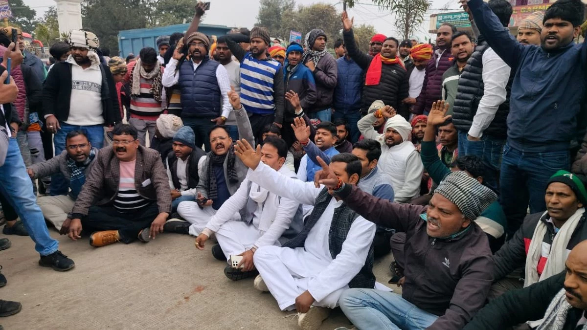 वाराणसी: सपा से जुड़े ग्राम प्रधान की रिहाई को लेकर भाजपा पदाधिकारियों का थाने पर धरना, जानिए पूरा मामला