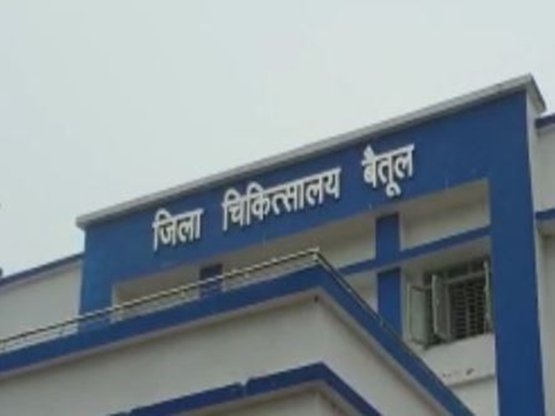 Betul District Hospital Mad Climbed On The Roof Of The Hospital Again