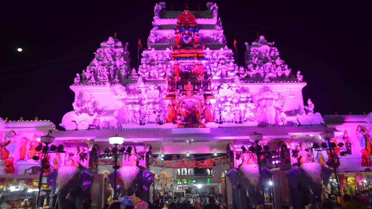 Indore News: नवशृंगारित अन्नपूर्णा मंदिर को निहारने पहुंचे एक लाख से अधिक श्रद्धालु