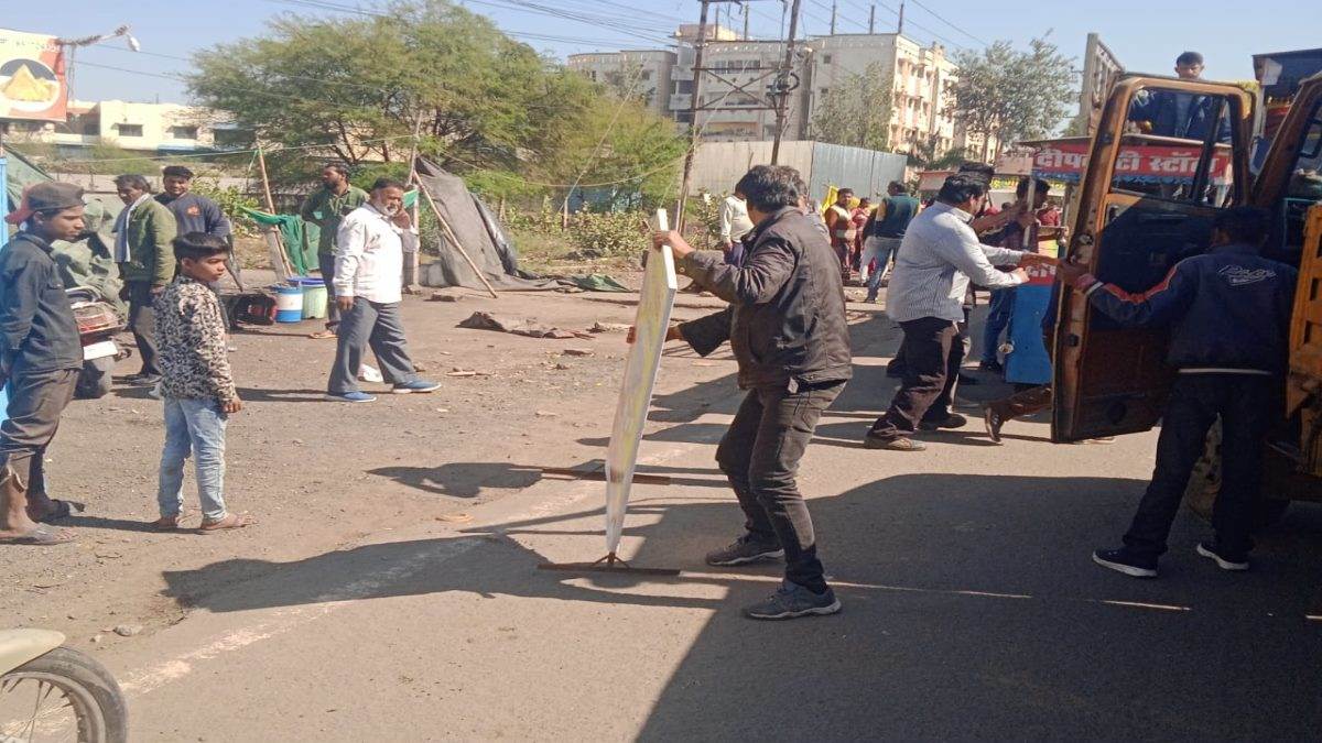 Bhopal News: वार्ड दरोगा 100 रुपये की रसीद कटवाकर लगवा रहा था ठेले-गुमठियां, विरोध बढ़ने पर हटाया अतिक्रमण