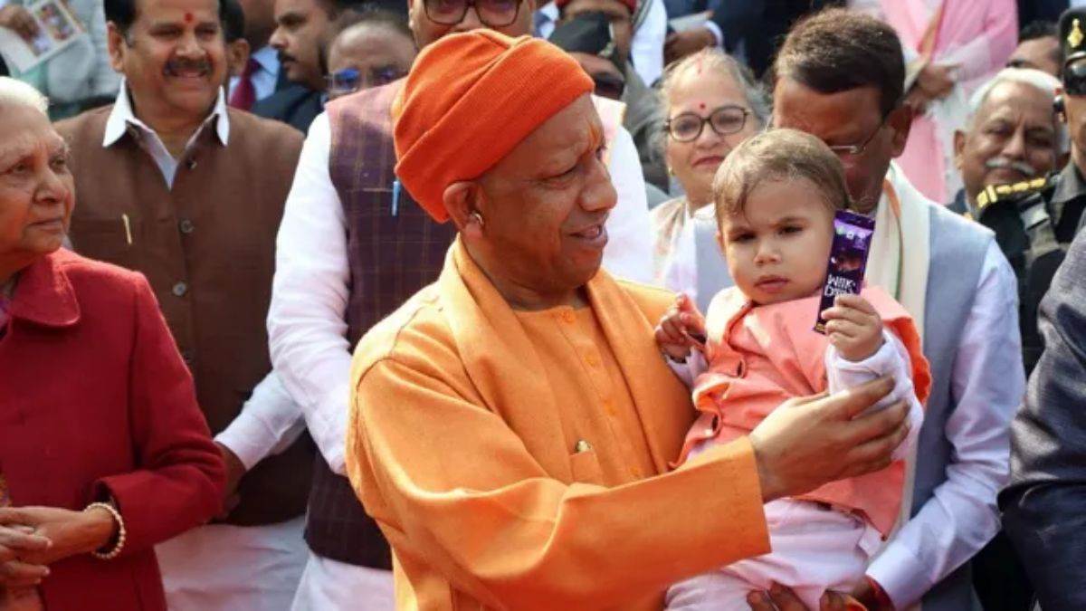 सीएम योगी के सामने मासूम की जिद, देखते ही किया सैल्यूट, झलका मुख्यमंत्री का वात्सल्य