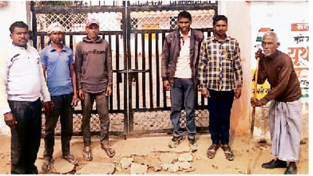 शहडोल जिले में सचिव की कार्यप्रणाली से नाराज ग्रामीणों ने पंचायत में जड़ा ताला, सरपंच व पंच भी कर रहे विरोध