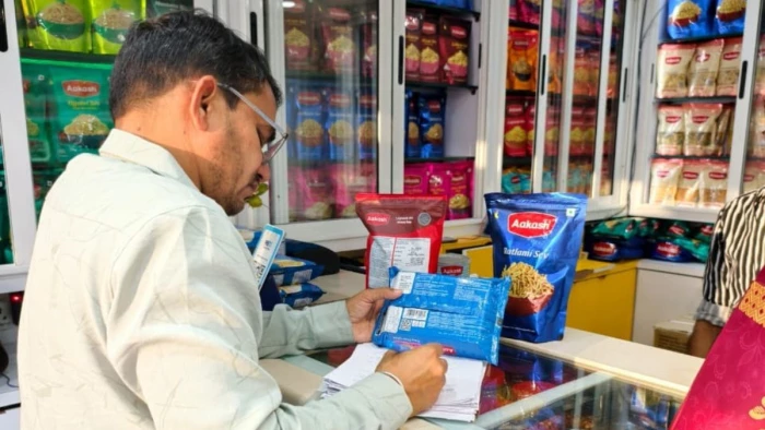 इंदौर में होली से पहले 19 प्रतिष्ठानों पर पहुंची खाद्य विभाग की टीम, लिए 63 सैंपल