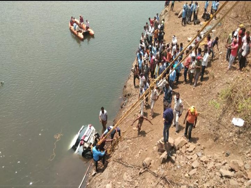 मंडला में पुल से करीब 30 फीट नीचे गिरी कार 12 घंटे बाद मिली, दो युवकों की जलसमाधि