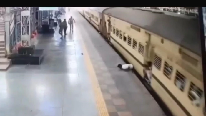 भोपाल स्टेशन पर चलती ट्रेन पकड़ने की कोशिश में युवक की मौत, ट्रेन-प्लेटफॉर्म के बीच फंसकर घिसटता गया, अस्पताल में तोड़ा दम