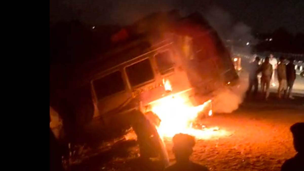 उज्जैन में गरोठ हाईवे पर मिनी बस की टक्कर से ट्रैक्टर ड्राइवर की मौत, गुस्साए लोगों ने लगाई बस में आग