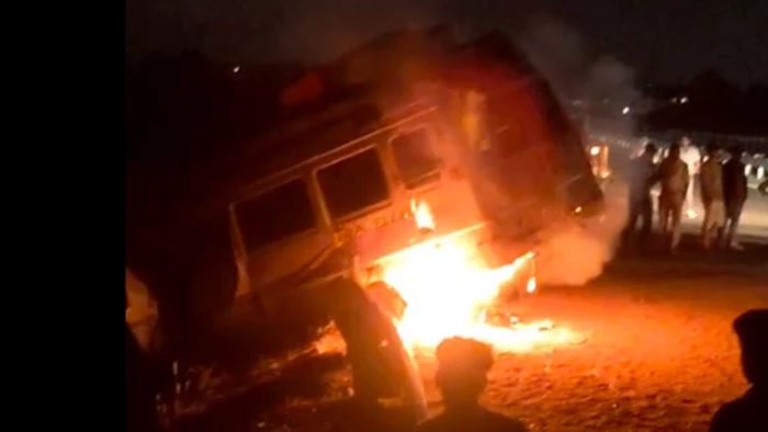 उज्जैन में गरोठ हाईवे पर मिनी बस की टक्कर से ट्रैक्टर ड्राइवर की मौत, गुस्साए लोगों ने लगाई बस में आग