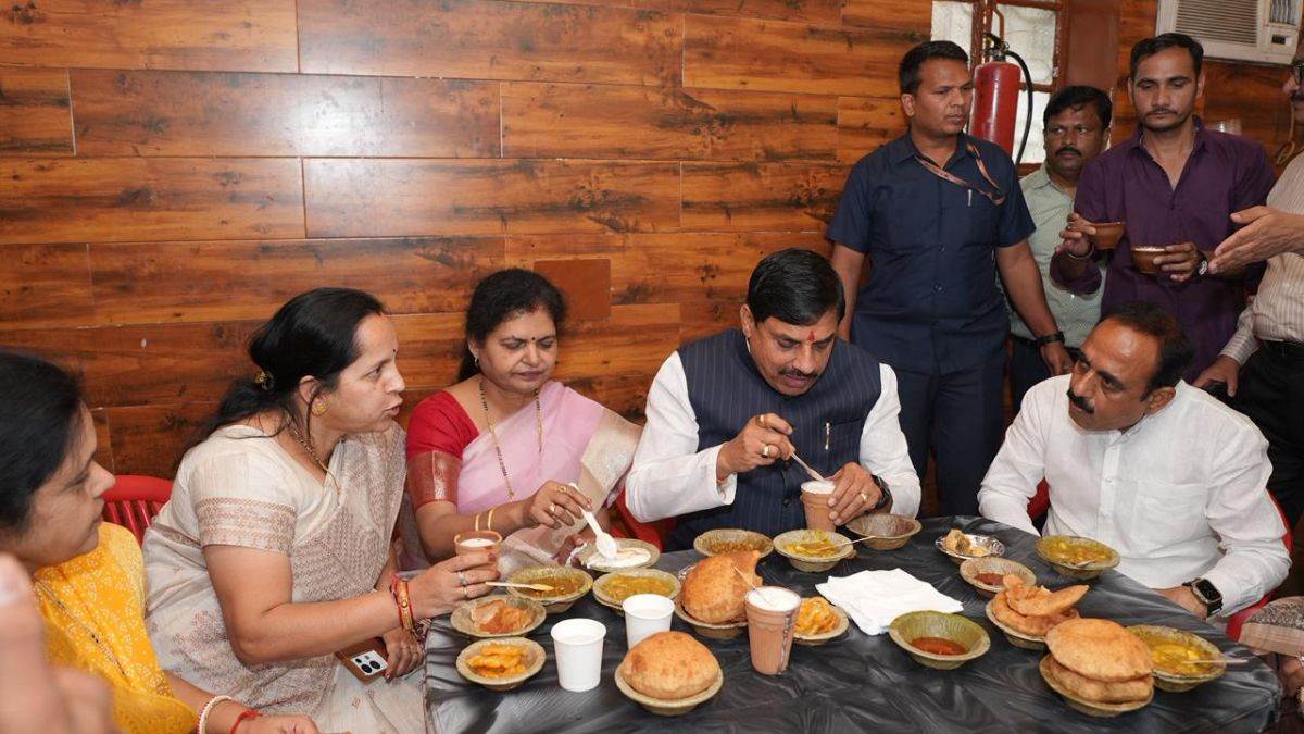 बनारस के रंग में रंगे CM मोहन यादव, पूरी-राम भाजी, जलेबी समेत कई मशहूर लोकल व्यंजनों का लिया स्वाद, तस्वीरें वायरल