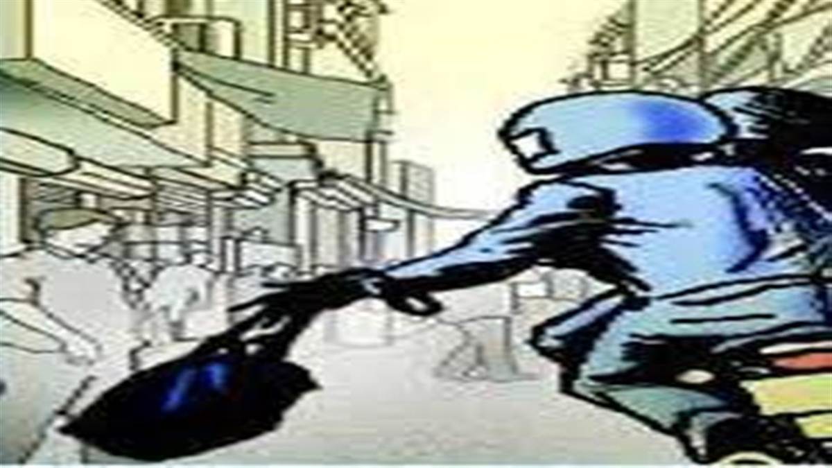 Indore Crime: इंदौर में बदमाशों के हौसले बुलंद, डॉक्टर के स्कूटर से 5 लाख का हार - बाजूबंद ले उड़े बदमाश