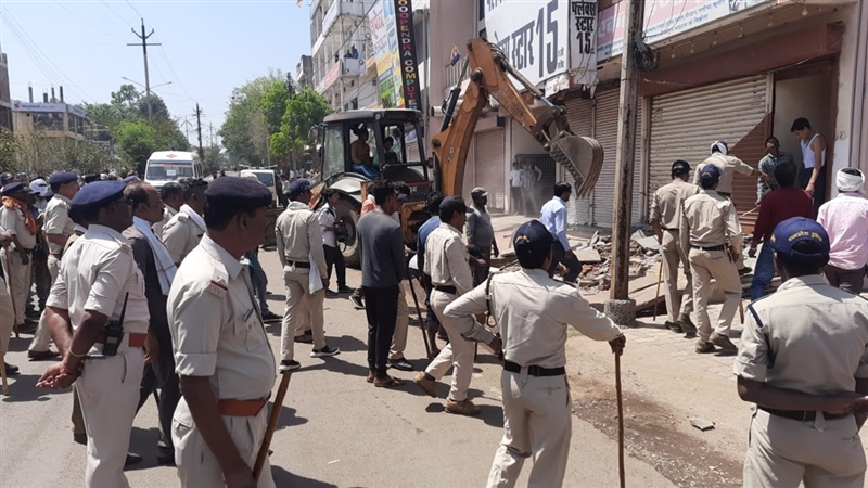 Dindori News : मुख्य मार्ग पर अतिक्रमण हटाने पहुंंचे कर्मी, लोगों की भीड़ जुटी