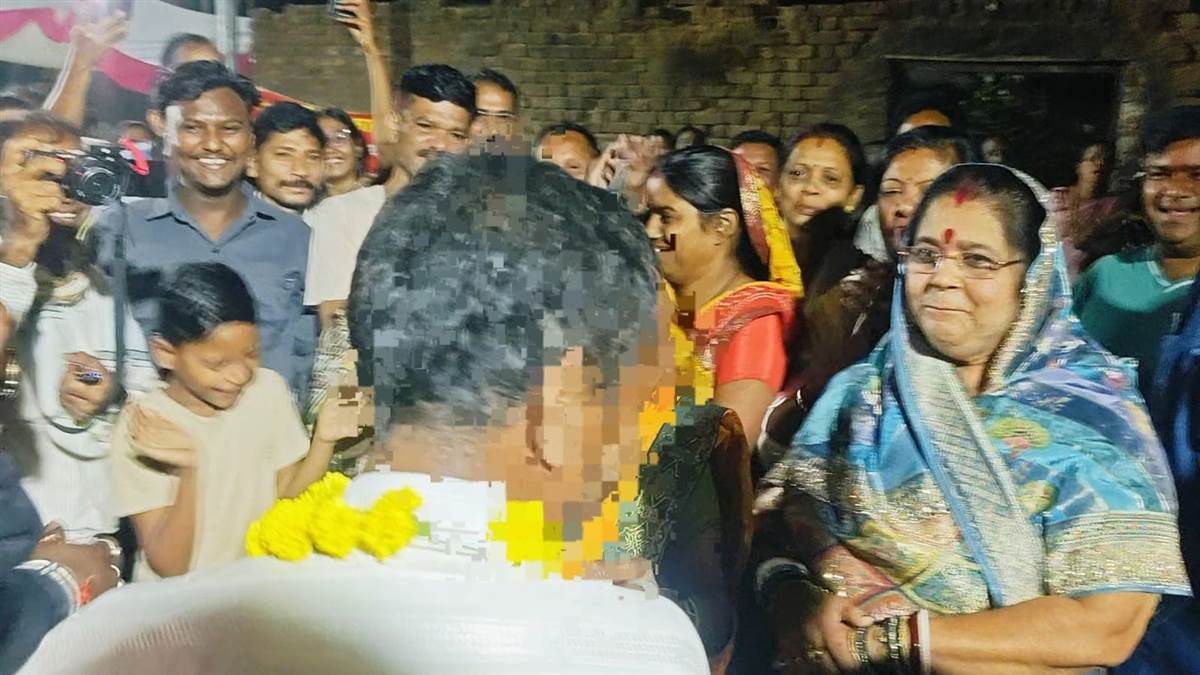 बालाघाट में महिलाओं ने अब विरोध का अनोखा तरीका अपनाया, शराब खरीदने आए लोगों को पहनाई फूलों की माला