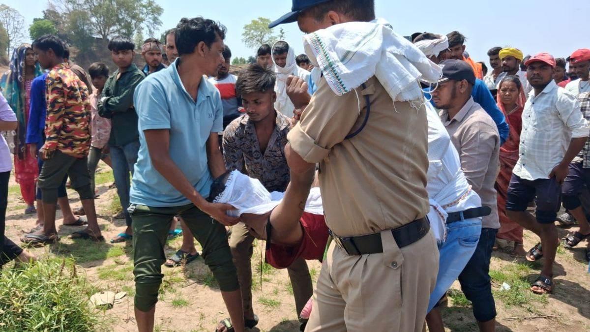 मंडला में नर्मदा में डूब रही बेटियों को बचाने कूदे आरक्षक की मौत, बचाते हुए...