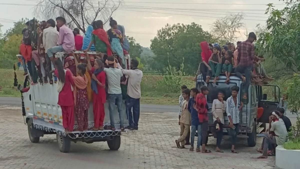 धार दुर्घटना : पिकअप और लोडिंग वाहनों में मजदूरों की ढुलाई बना धंधा, कौन कमा रहा, किसकी जान जा रही?