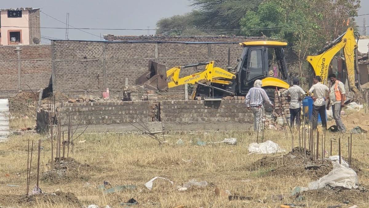 इंदौर के सिरपुर में 40 करोड़ की शासकीय जमीन अतिक्रमण मुक्त, हटाए टीन शेड व फेंसिंग