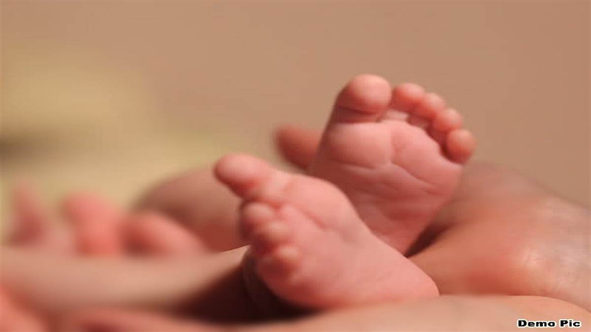 रतलाम जिला अस्पताल में बिना आंख और अंगुलियों वाले शिशु का जन्म