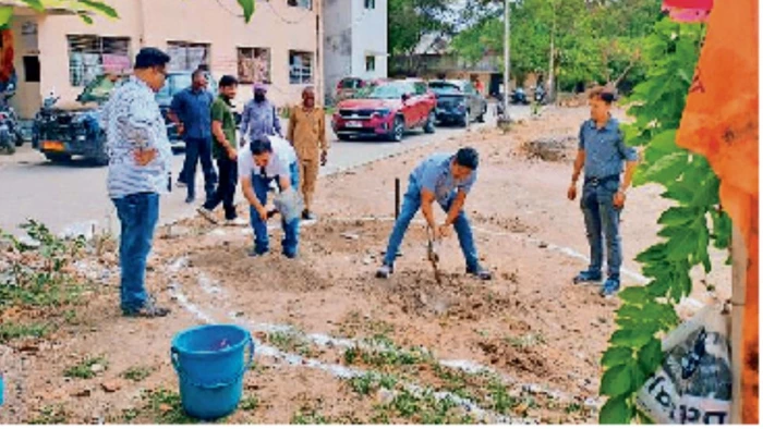 इंदौर में जल संरक्षण के लिए डॉक्टरों ने उठाए फावड़े, एमजीएम की पहल पर बना रहे 100 वाटर रिचार्जिंग पांड