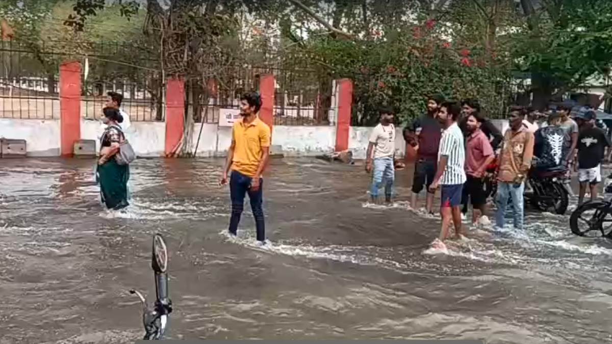 महू में फूटी नर्मदा की लाइन, लाखों गैलन पानी सड़क पर बहा; तीसरे चरण के सभी पंप बंद