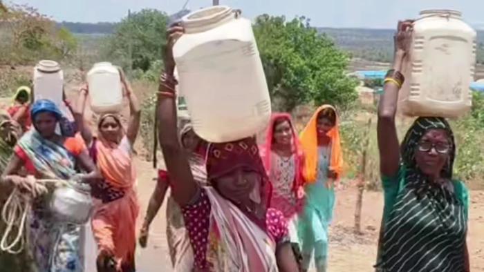 रायसेन के टेकापार कला और बरखेड़ी में नल लगे, बिल भी आया... बस पानी नहीं पहुंचा; मटमैले पानी से बुझा रहे प्यास