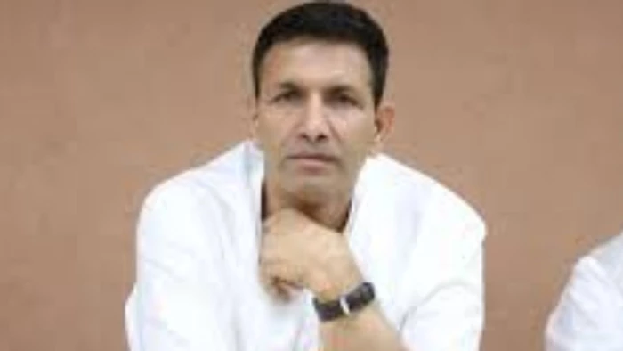 उज्जैन में प्रदेश कांग्रेस अध्यक्ष जीतू पटवारी ने राधा-कृष्ण अंकित दुपट्टा नीचे फेंका, वीडियो वायरल होने पर भाजपा ने बताया सनातन का अपमान