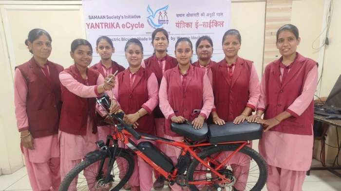 इंदौर की महिला मैकेनिक्स ने 32 हजार रुपये में बनाई ई-साइकिल, 25 किमी की रेंज और स्पीड 25 किमी प्रति घंटा