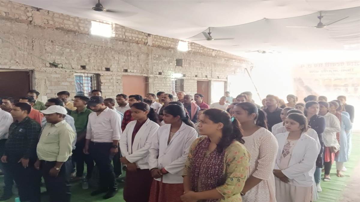 Janjgir Champa News स्वास्थ्यकर्मियों के आंदोलन से चरमराई चिकित्सा