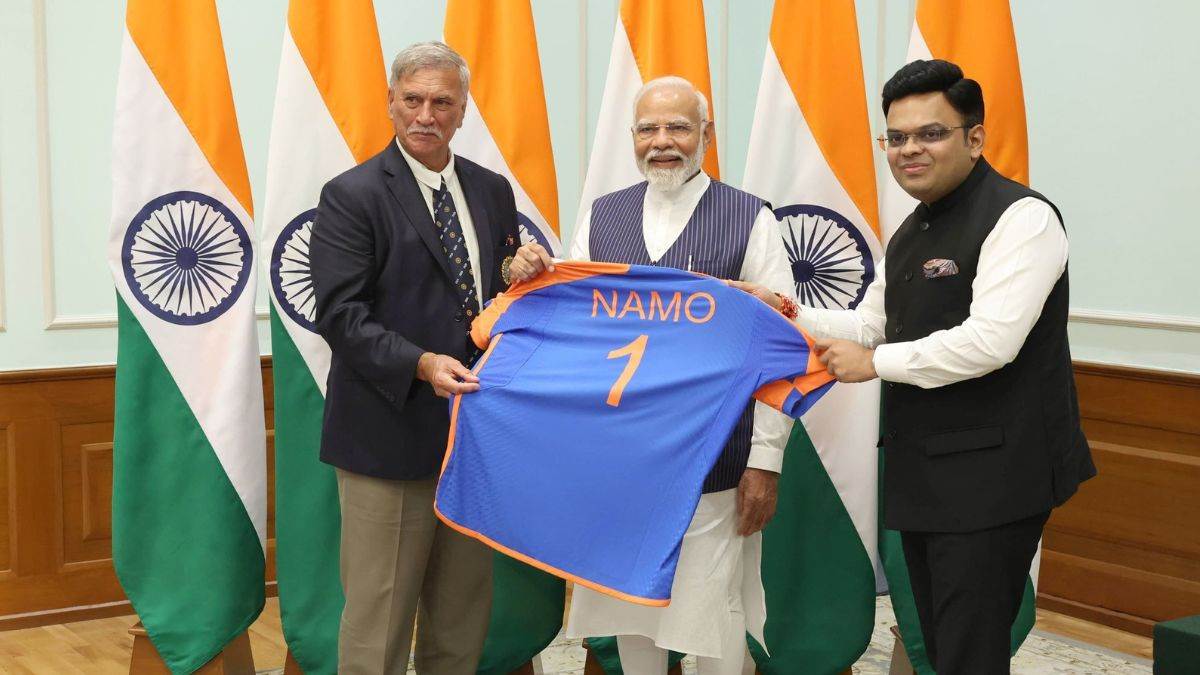 Team India Victory Parade: टीम इंडिया ने पीएम मोदी को नमो-1 जर्सी दी, शाम 5 बजे खुली बस में विक्ट्री परेड होगी