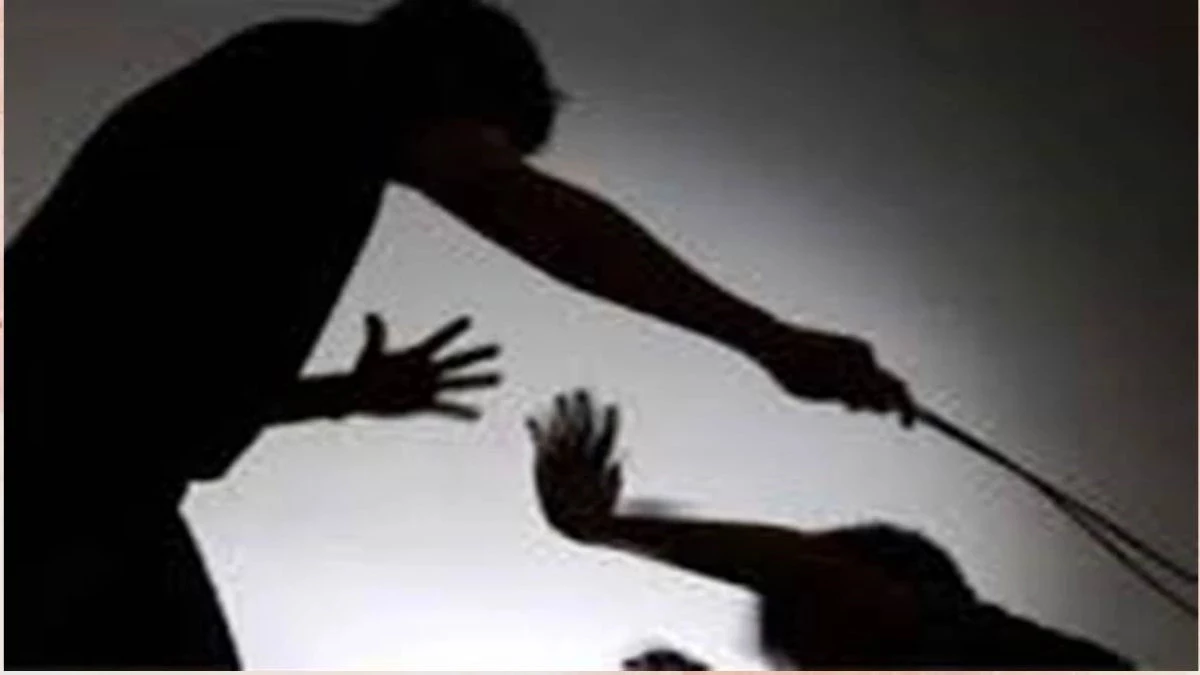 MP News: युवती ने प्रेमी को बीच सड़क पर जमकर पीटा... कपड़े फाड़े, बाल खींचे, गालियां दीं, वीडियो वायरल