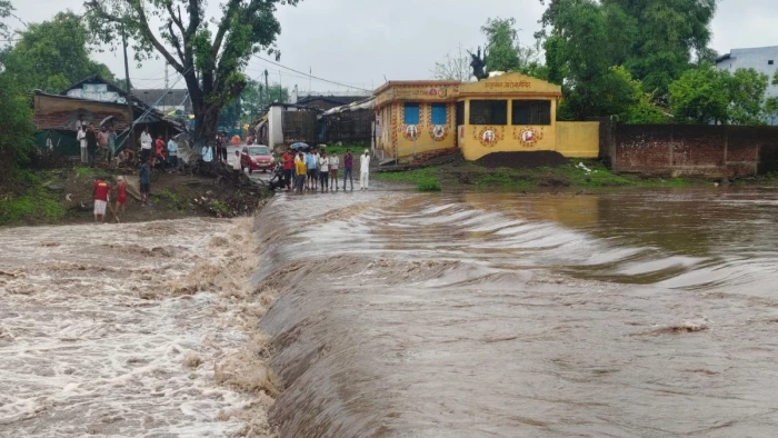 देवास में नदी-नाले उफने, इंदौर-बैतूल नेशनल हाईवे सहित करीब आधा दर्जन स्थानों पर आवागमन रहा बाधित