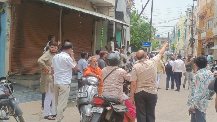 रायपुर में बड़ा हादसा : प्रोफेसर कॉलोनी में सोलर पैनल लगाते वक्त हाईटेंशन तार की चपेट में आए दो मजदूरों की मौत