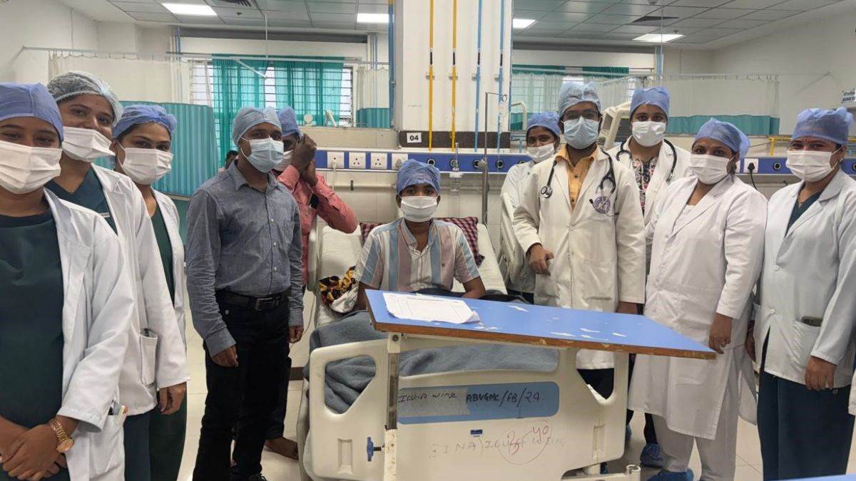 विदिशा: सोते समय कान के पीछे सांप ने डसा, लकवाग्रस्त हो गया था शरीर; डॉक्टरों ने बचाई 18 साल के सुधीर की जान
